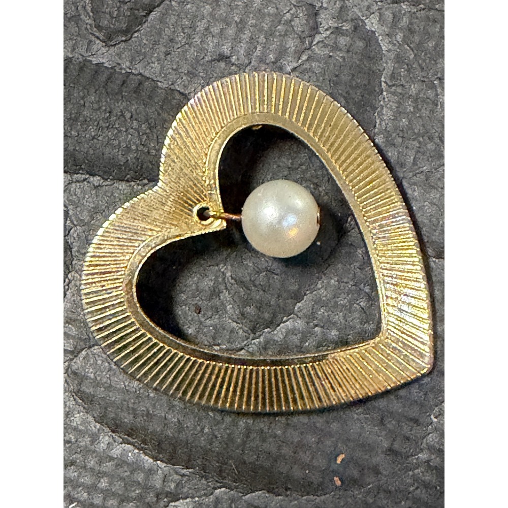 Heart Brooch Gold Tone Textured Faux Pearl Drop Love Lapel Hat Pin 1.25" MCM 60s